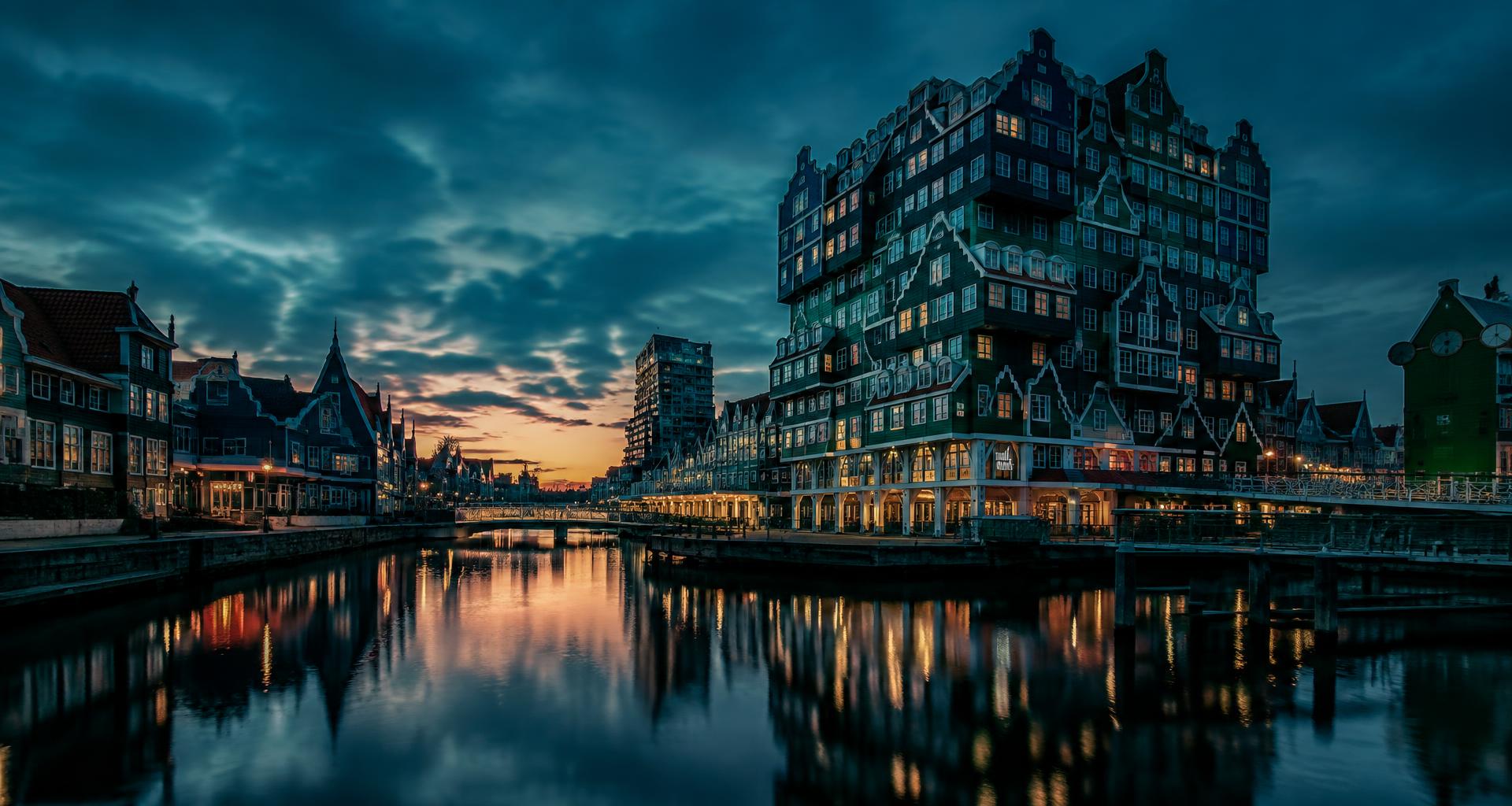 De karakteristieke gestapelde Zaanse gevels aan het water in Zaandam bij avond
